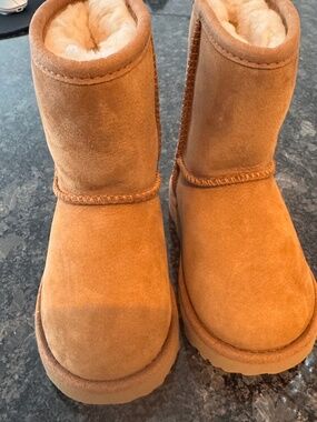 UGG Classic Short II